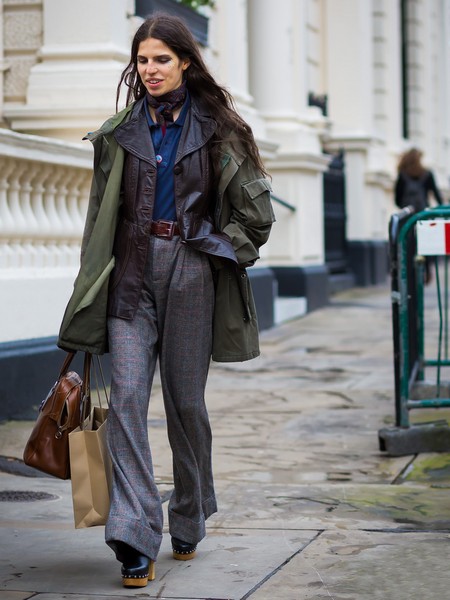 与牛仔工装外套叠穿，搭配豹纹高跟鞋点缀简约而不简单。