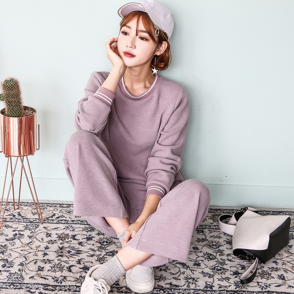 针织套装舒适与优雅的完美结合，展现休闲与时尚的双重魅力