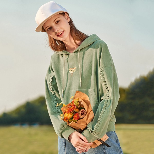 V领拼接的时尚感充满春天的诱惑，卫衣撞色搭配展现自信红配绿的新世界观