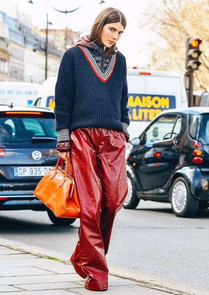 V领毛衣春日时尚穿衣搭配，V领毛衣叠穿减龄与性感慵懒的双重魅力