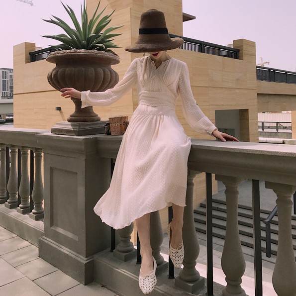 连衣裙的春日风情浪漫邂逅，连衣裙的时尚多情自信！