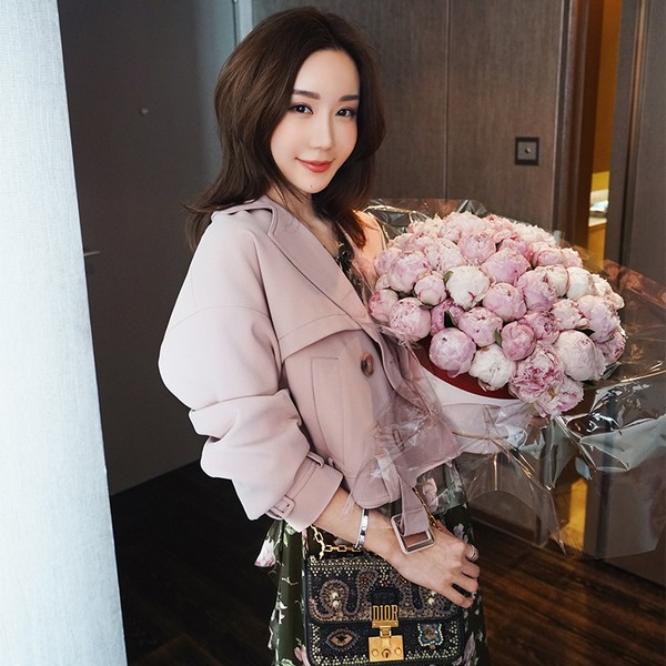 短外套让你露出纤腰长腿，焕然一新添点青春轻快