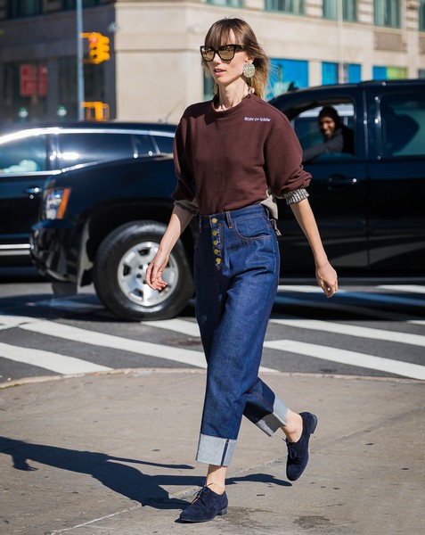 牛仔阔腿裤你的时尚之选，牛仔阔腿裤穿对才时髦