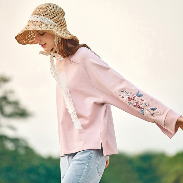 时髦卫衣这样穿搭，春秋天穿出时尚感