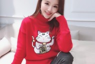 红色外套的时尚魅力高调又娇俏，解释一切无刺的吉祥物