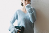 毛衣颜色美丽就够了,颜色让人挪不开眼！