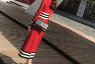 色彩的碰撞成就了这多姿多彩的春光，条纹呈现另一种娇媚姿态！