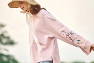 时髦卫衣这样穿搭，春秋天穿出时尚感